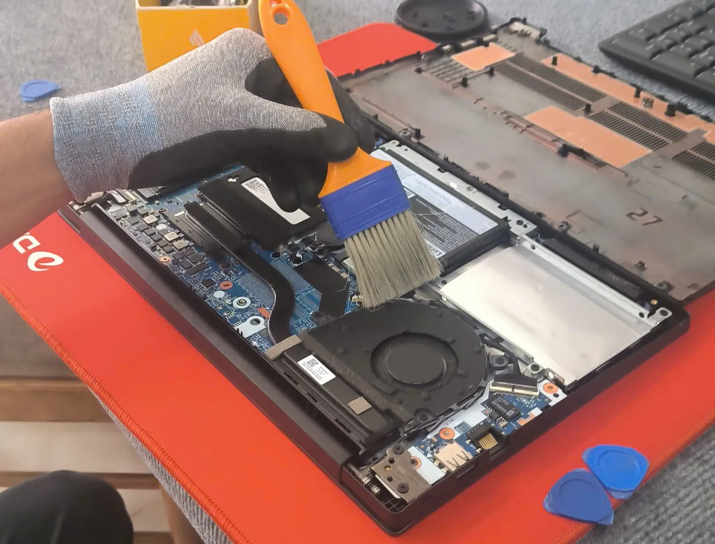 Laptop nóng nhanh và quạt tản nhiệt kêu to