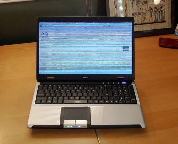Màn hình laptop bị sọc và nhấp nháy