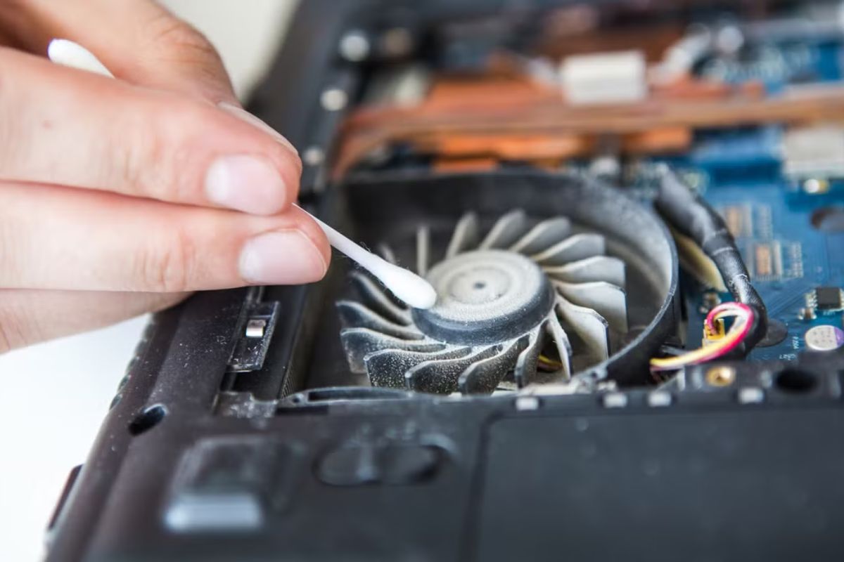 Laptop nóng và quạt kêu to cần kiểm tra tản nhiệt