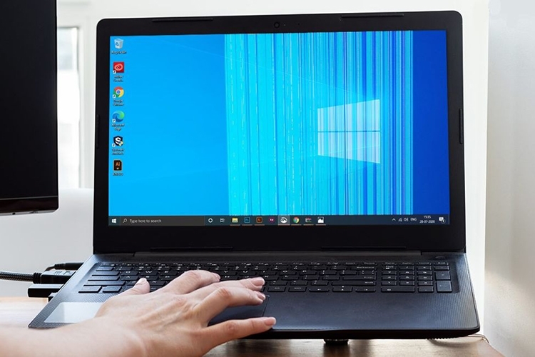 Kiểm tra màn hình laptop bị sọc tại Long Khánh