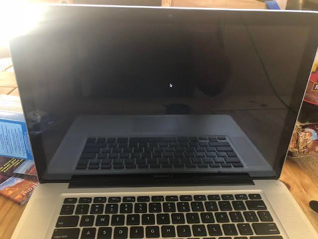 Macbook không lên nguồn